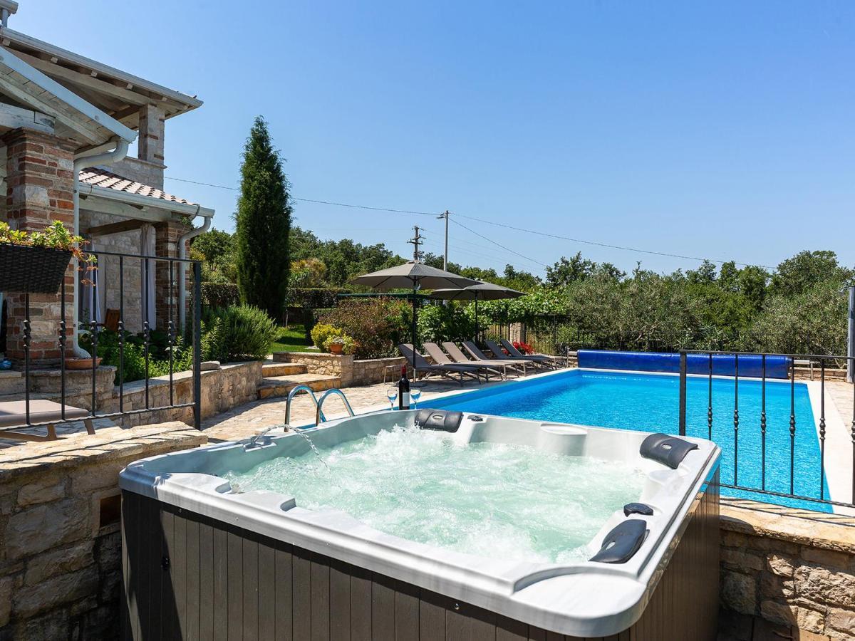 Villa Salvea With Heated Pool Montižana Buitenkant foto